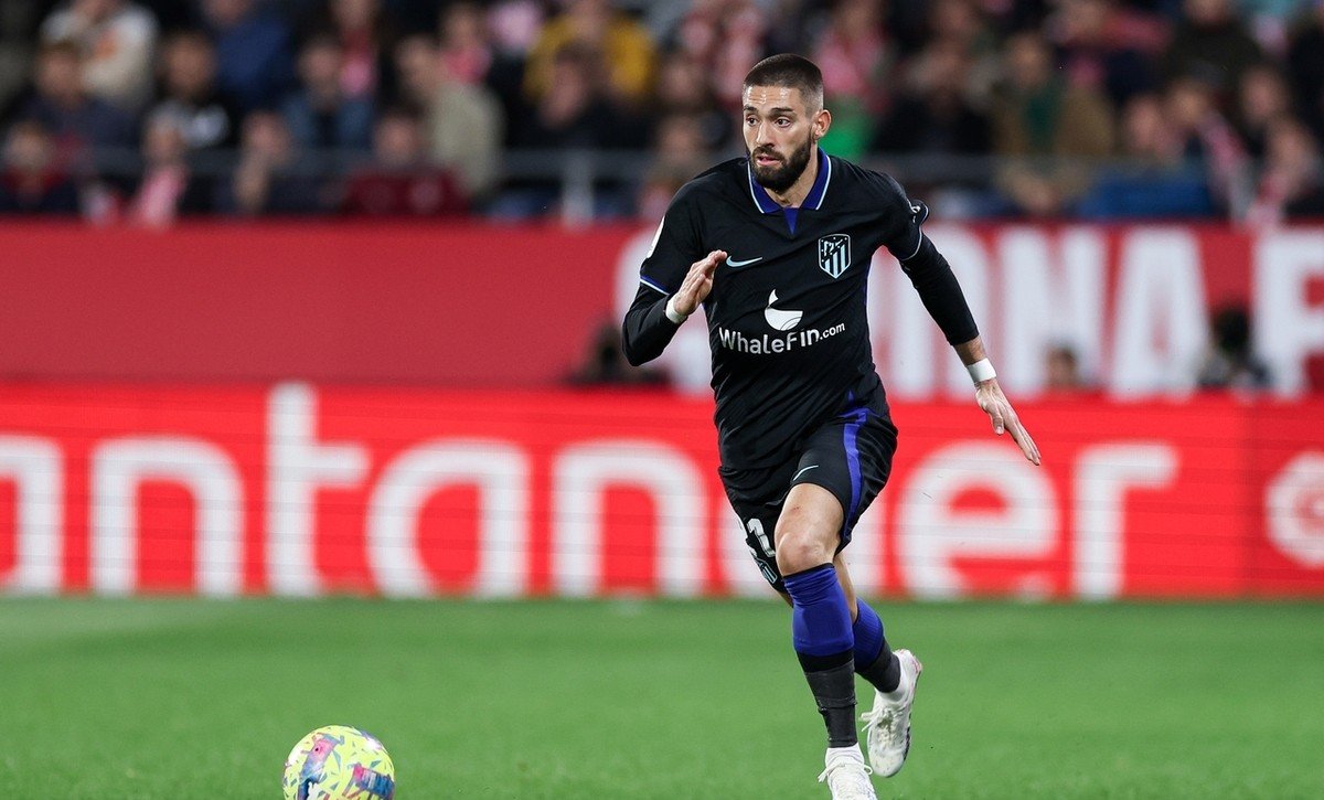 关于足球联赛赛程紧凑，球员们奋力拼搏冲向巅峰的信息