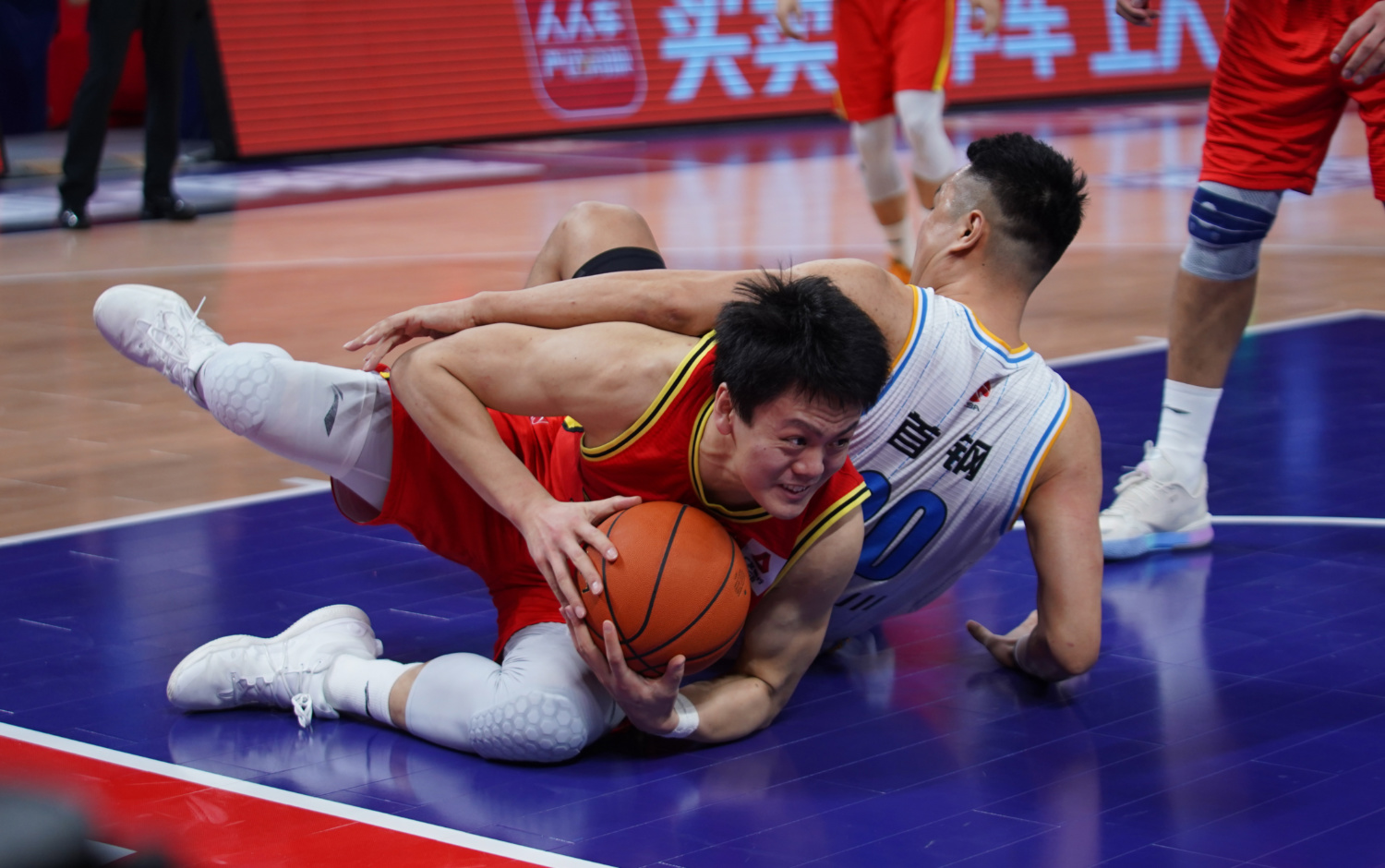 包含球员个人表现亮眼，成为球队中流砥柱的词条