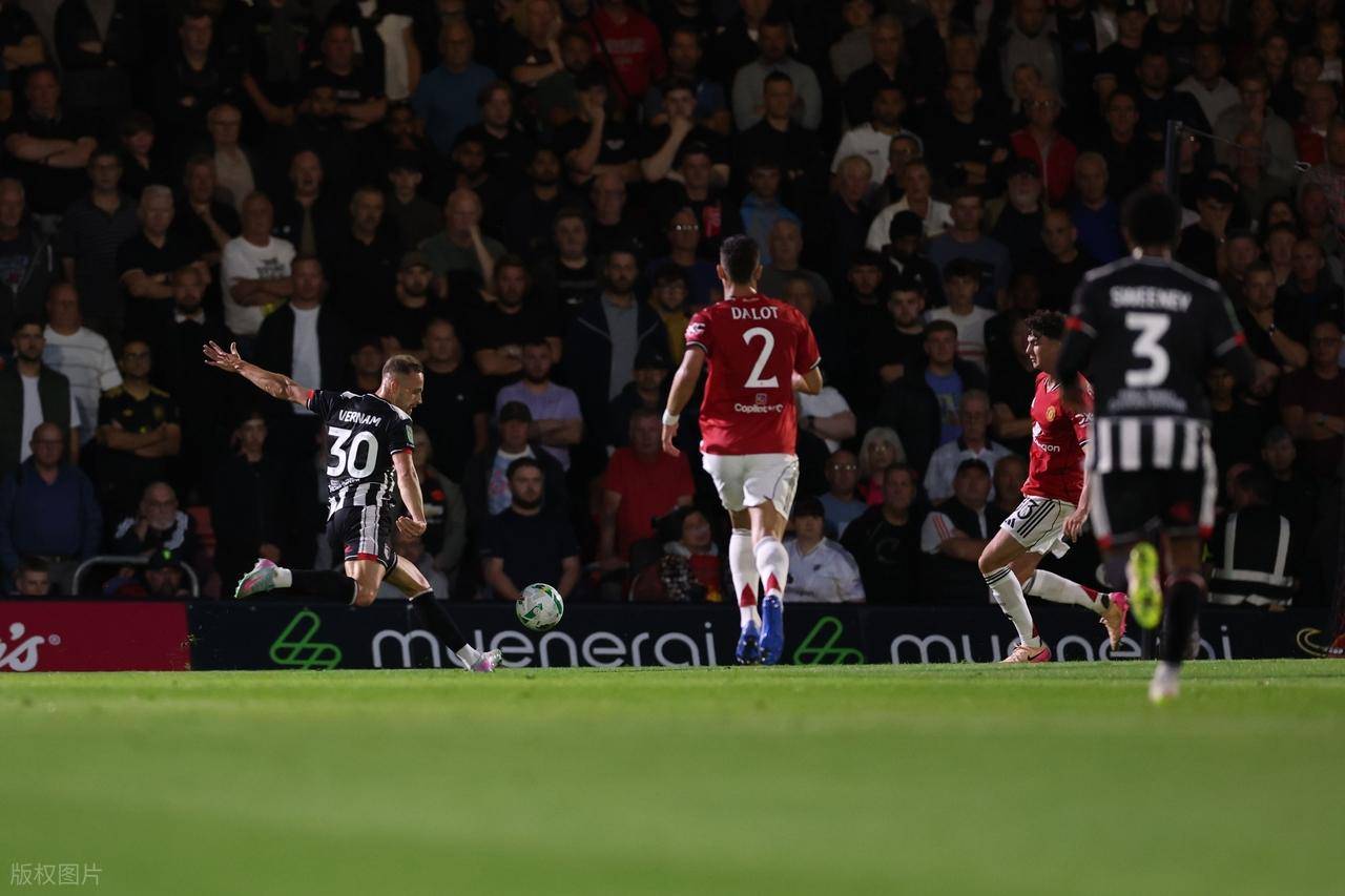 包含强队曼联轻松晋级，球员状态火热的词条