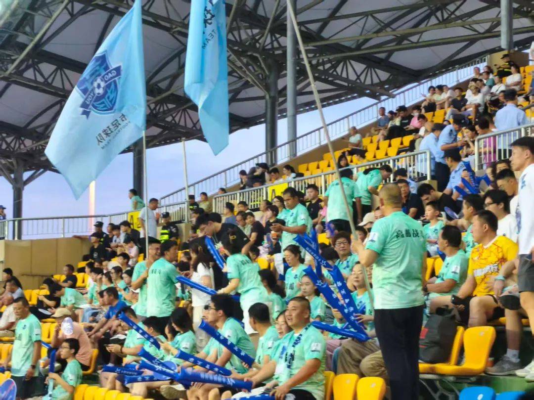 足球比赛高潮迭起，各队实力抢眼球迷观赛热情高涨的简单介绍