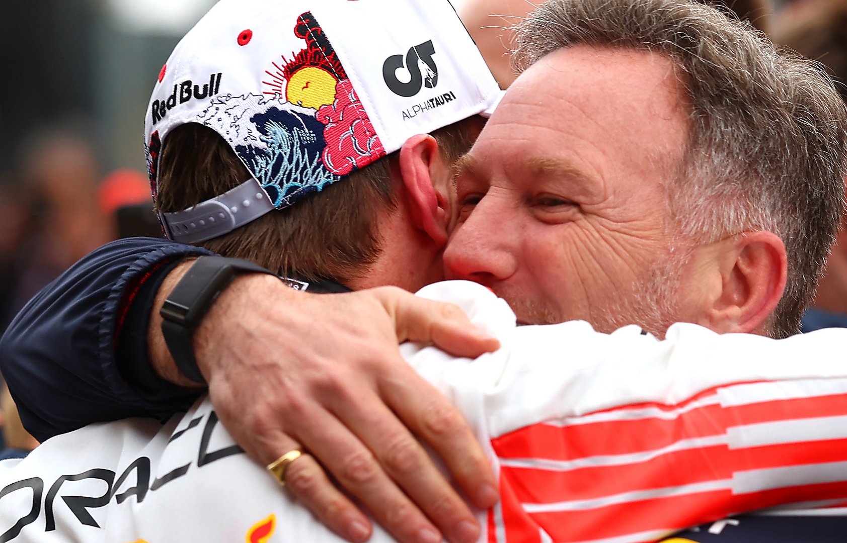 开云体育官网-阿斯顿马丁逆转红牛车队，维斯塔潘扛起全队