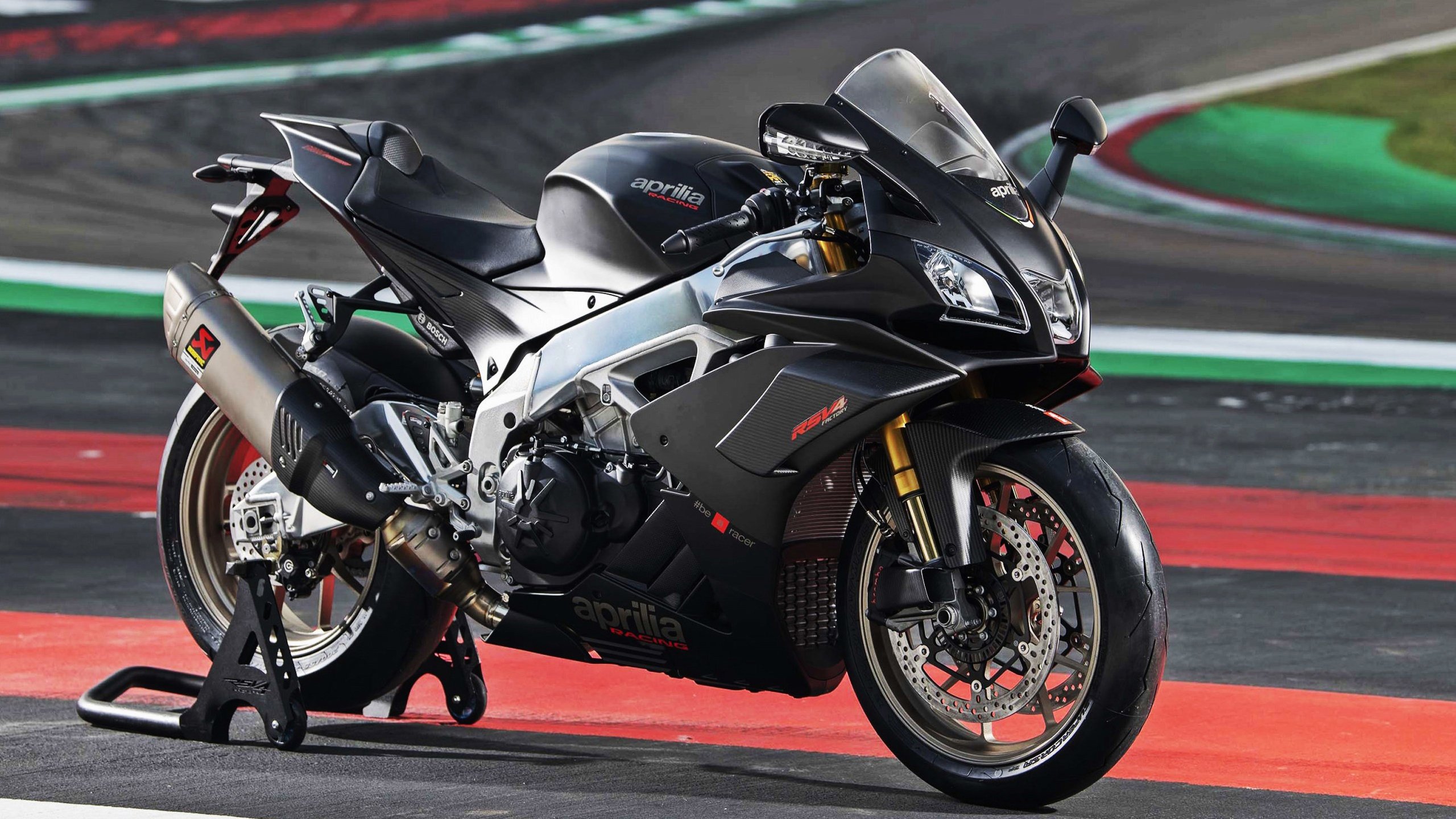 开云体育-魔术师谢幕战?不,这是他用单手握方向盘的开始